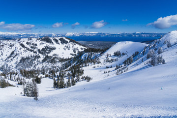Blue skies and sweeping views of the mountains around lake Tahoe in winter