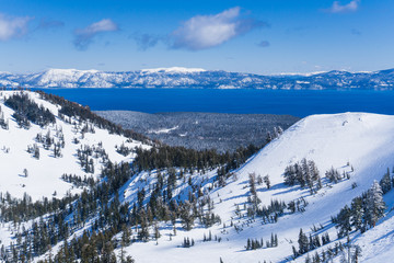 Blue skies and sweeping views of the mountains around lake Tahoe in winter