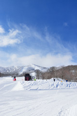 冬晴れのスキー場