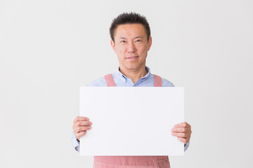 エプロン姿のミドル男性