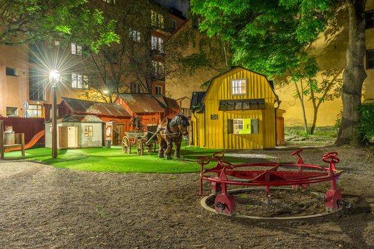 En gullig belyst lekpark p&aring; S&ouml;der fotat p&aring; natten
