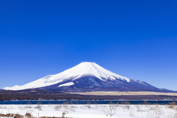 冬の富士山、山梨県山中湖にて