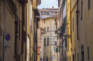Fototapeta na wymiar The narrow lanes in the historic city center of Florence