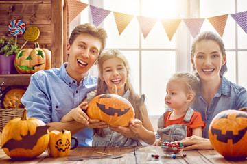 Fototapeta premium family preparing for Halloween.