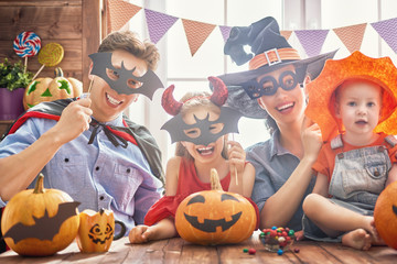 Fototapeta premium family celebrating Halloween