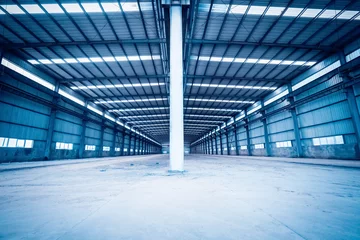 Photo sur Plexiglas Bâtiment industriel empty steel structure warehouse