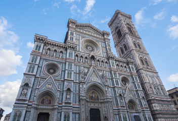 Fototapeta premium Katedra Santa Maria del Fiore we Florencji na placu Duomo - największa atrakcja miasta