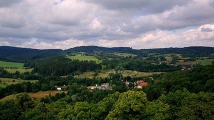 Wiejska zabudowa pośród dziczy polskich gór - wycieczka po Sudetach w województwie dolnośląskim © Konrad_elx