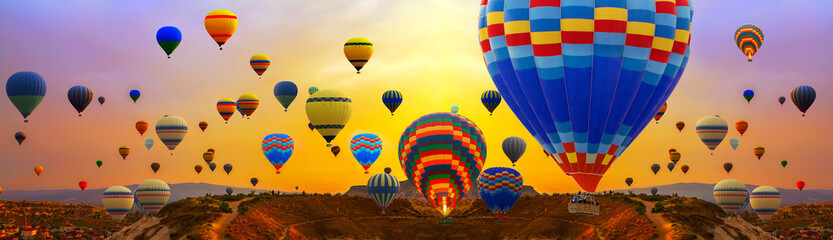 Naklejka premium Turyści jeżdżą balonami na gorące powietrze