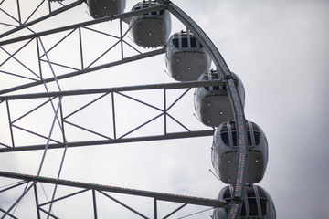 колесо обозрения в парке аттракционов  © polukarovaanna