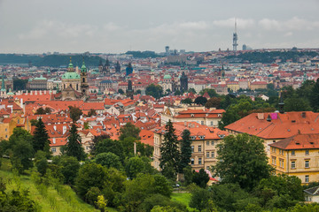 Fototapeta premium Veduta panoramica di Praga durante una giornata piovosa
