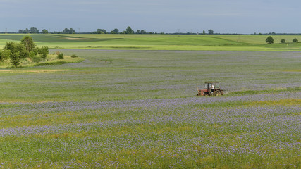 Traktor i krajobraz © Andrzej
