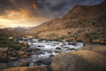 Obraz premium Beautiful landscape of the river in Leh Ladakh, North of India.