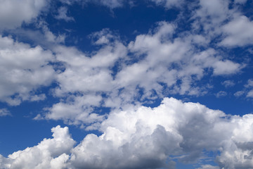 Wolken vor blauem Himmel