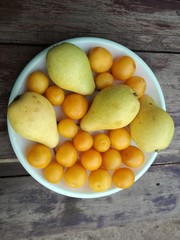 Груши и алыча на тарелке