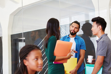 Start-Up Team redet als Gruppe im Büro