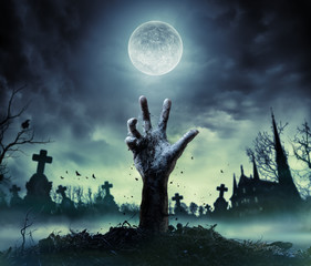 Obraz premium Ręka Zombie Powstająca Z Cmentarza