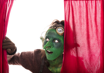 weiblicher Goblin schaut durch einen Vorhang, Textfreiraum - obrazy, fototapety, plakaty
