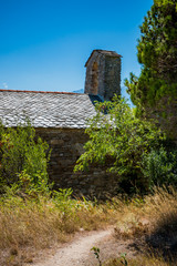 Fototapeta na wymiar L'église Saint Père de Belloc au dessus du lac de Vinça