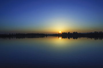 Fototapeta na wymiar malerischer Sonnenuntergang über einem See