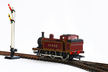 Modellbahn Dampflokomotive LMS 0-6-0 ,Class3 F ,Kastanienbraun,Spur OO am Gleis mit Signal