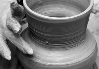 Process of making crockery on a potter's wheel
