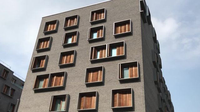 Immeuble moderne en briques &agrave; Paris