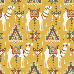 Vektornahtloses Muster mit Kamelen und ethnischen Motiven. Wüsten-Boho-Design für Stoffdesign.