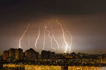 Papier Peint photo Orage Lightning thunderstorm storm over the city at night