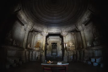 Fototapete Tempel Innenraum des majestätischen jainistischen Tempels in Ranakpur, Rajasthan, Indien. Architektonische Details von Steinschnitzereien, Ultraweitwinkel-Fischaugenansicht.