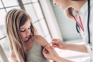 Little girl with pediatrician