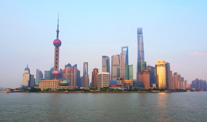 Naklejka premium Shanghai Financial Center z drugiej strony. Szanghaj, Chiny - 21 lipca 2016 r