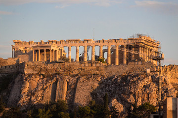Fototapeta premium Close-up view of the Parthenon and the Acropolis from a rooftop just before sunrise