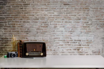  Werkruimte Kunstenaar of ontwerper Mock up: Bureauwerk of tafelblad met vintage boeken, vintage radio en camera. bureau met kopieerruimte voor montage van producten. © bongkarn
