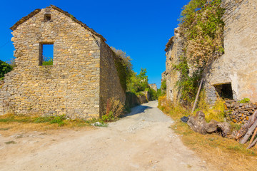 Fototapeta na wymiar Abandoned village in the Pyrenees, Janovas, Spain