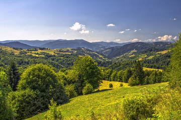 Obraz premium Green mountains around