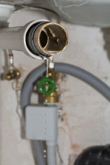 Wasserrohr defekt - Wasserschaden im haus