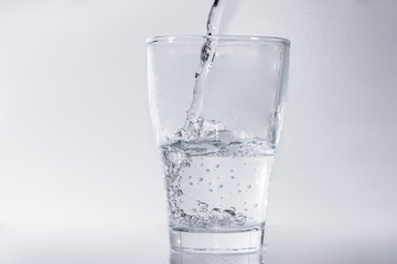 Glas gefüllt mit Wasser 