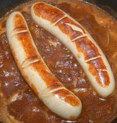 Bratwurst gebraten in brauner Sauce 
