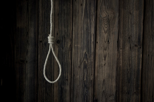 Galgen vor alter Bretterwand