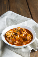 Manitas de cochinillo carne de cerdo en salsa de tomate y pimentón para un buen aperitivo