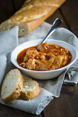 Manitas de cochinillo carne de cerdo en salsa de tomate y pimentón con pan para un buen aperitivo