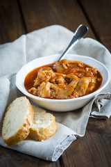 Manitas de cochinillo carne de cerdo en salsa de tomate y pimentón con pan para un buen aperitivo