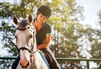 Fototapeten Frau, die ein Pferd auf der Koppel reitet, Reitersportbekleidung © leszekglasner