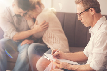 Obraz premium Professional male psychologist taking notes