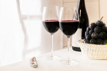 ワイン (日差しの差し込む窓辺で)