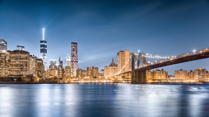 Brooklyn Bridge and Freedom Tower at night, Lower Manhattan, view from Brooklyn Bridge Park in New York City, USA