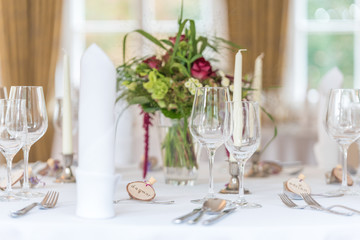 Edle Tischdekoration für Feier