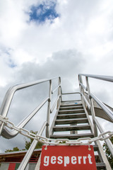Obraz premium Freibad Treppe zur Rutsche gesperrt