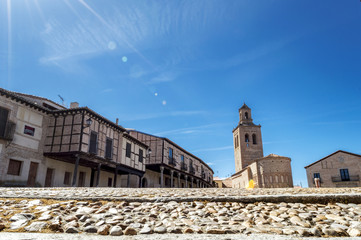 Plaza Mayor de la villa medieval de Arévalo con la iglesia de Santa María la Mayor del Castillo al fondo, Ávila , España